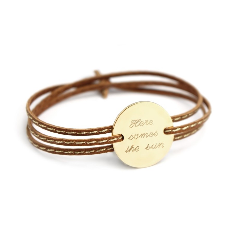 Cadeau femme personnalisé : bracelet médaille plaqué or et cordon cuir
