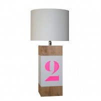 lampe-a-poser-chene-enfant-personnalisee-rose-fluo