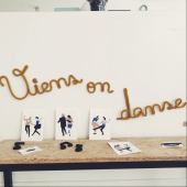 « Viens on danse » 💃🏻
.
.
#littleboudoir #danse #viensondanse #motmural #tricotin #decorationinterieur #decorationmurale